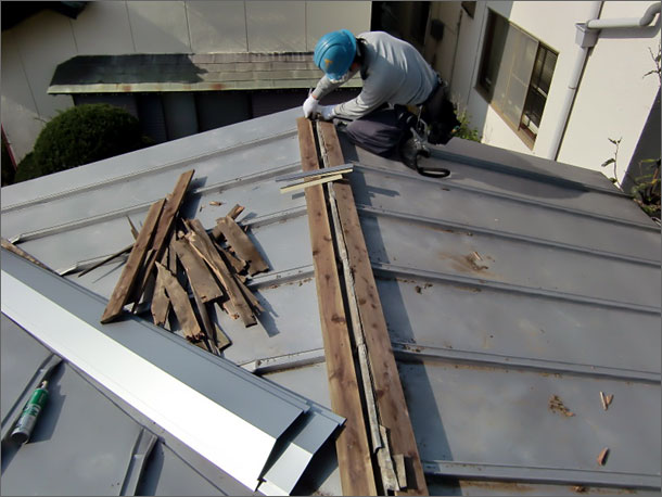 屋根工事の施工例：強風のため、飛んでしまった棟（むね／屋根の頂点部分）の補修工事