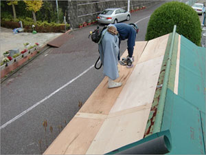 屋根工事の施工例：下地を補強