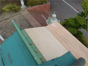 屋根工事の施工例：下地を補強