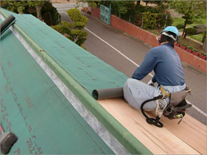 屋根工事の施工例：防水シートを貼る