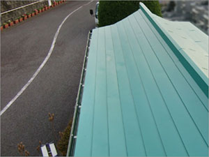 屋根工事の施工例：ガルバリウム製屋根材でカバー！